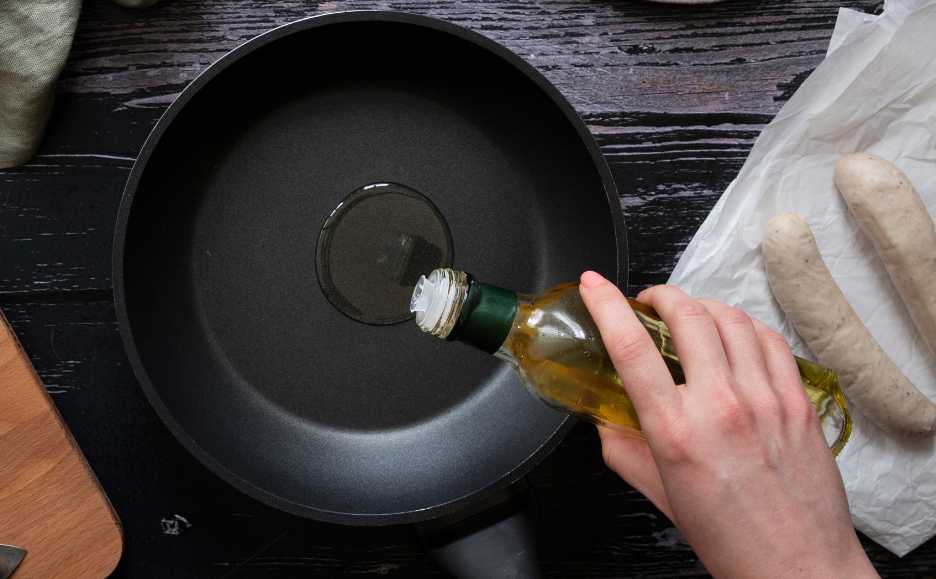 Prepping a skillet and using best oil to season cast iron