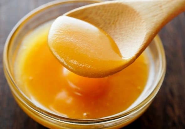 Bowl of manuka honey which is a super food to be used to be used in anti inflammatory smoothies for inflammation and pain