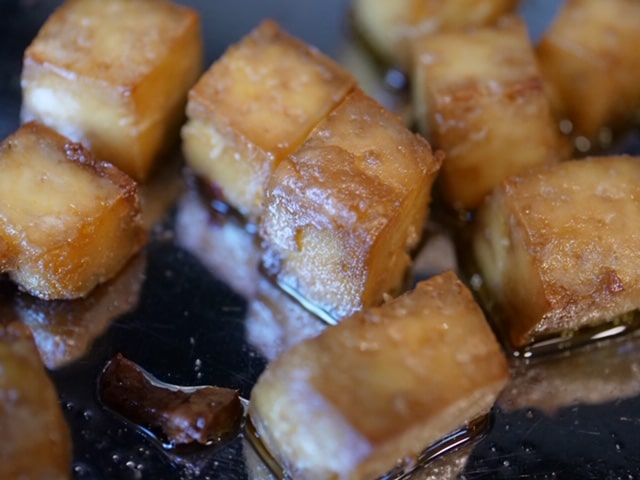 Deliciously sweet and crispy tofu with a pinch of spice. Who could say no?!